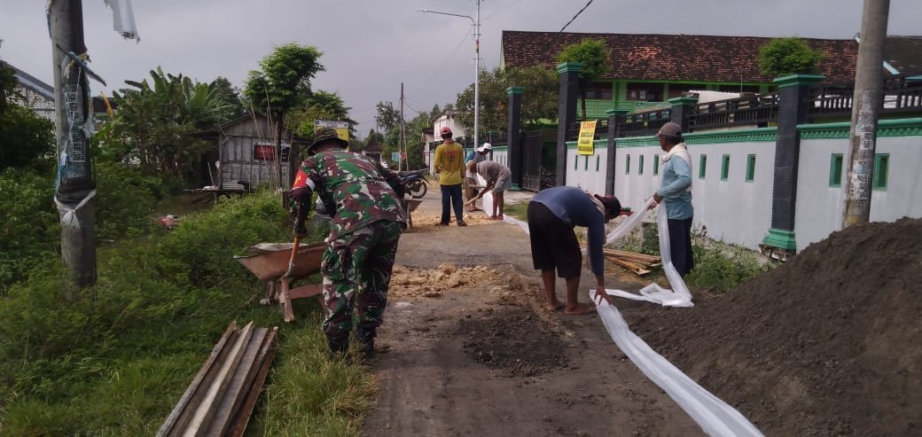 Babinsa Deket Dikerahkan, Bantu Perbaikan Jalan Desa