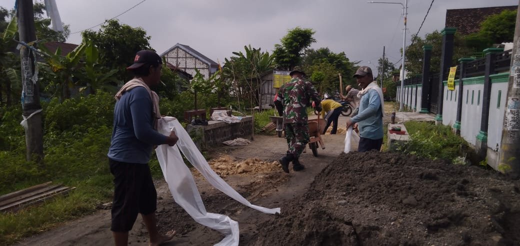 Babinsa Deket Dikerahkan, Bantu Perbaikan Jalan Desa