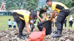 Polres Ponorogo Gandeng TNI dan Relawan Gotong Royong Bersihkan Sampah di Telaga Ngebel