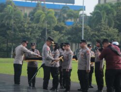 Kapolda Jatim Berikan Penghargaan Kepada 56 PNS dan Personel Polri yang Berprestasi