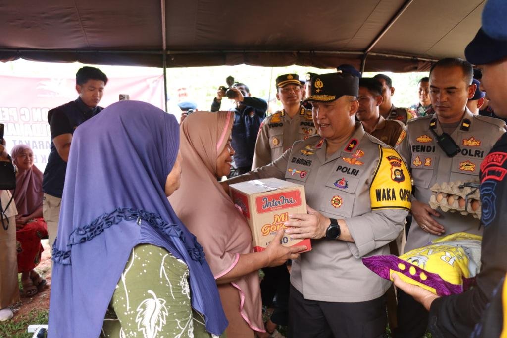 Komitmen Dalam Penanganan Bencana Banjir Wakapolda Jambi, Kunjungi kabupaten Tebo dan Berikan Bantuan Sembako