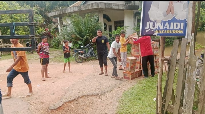 Pemdes Peninjauan Berikan Sembako Kepada Warga Terdampak Banjir