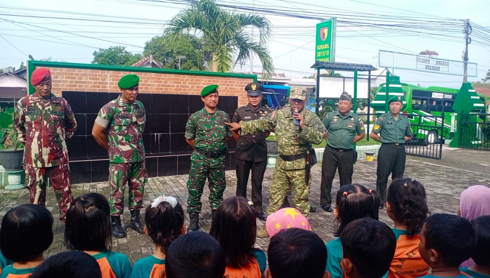 Keceriaan Siswa-siswi RA Al Huda Wonoploso Kunjungi Makoramil 0815/18 Gondang