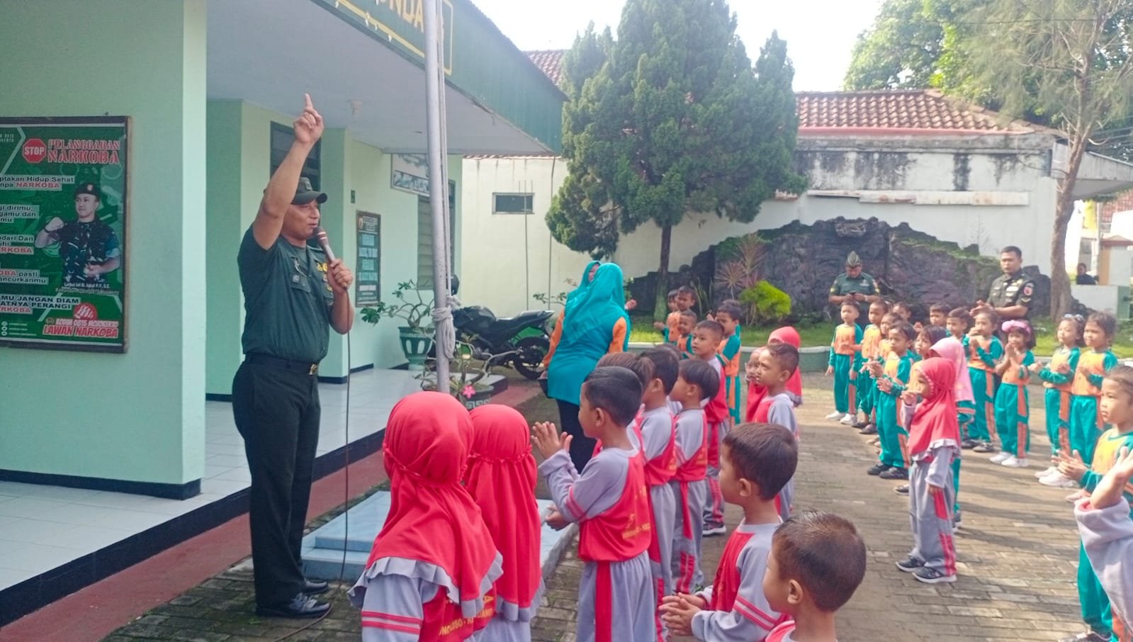 Keceriaan Siswa-siswi RA Al Huda Wonoploso Kunjungi Makoramil 0815/18 Gondang