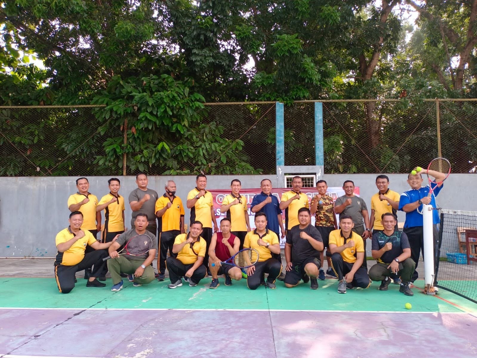 Guyub Rukun TNI Polri dengan Olahraga Bersama dalam Pertandingan Tenis