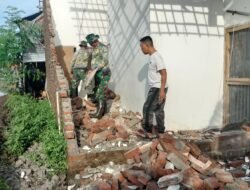 Bersihkan Puing Akibat Puting Beliung, Babinsa Koramil 0815/13 Kutorejo Bantu Warga