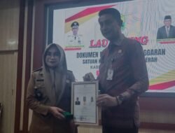 Nyai IDAWATI Kepala Desa Suko Awin Jaya Menerima Penghargaan Lencana Desa Mandiri Dari kementerian Desa