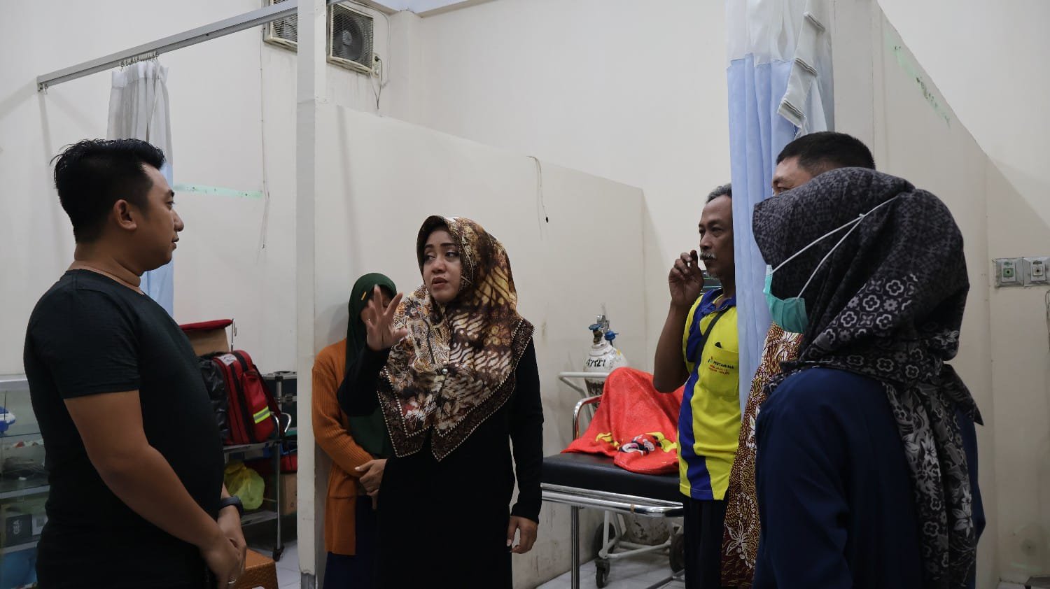 Bupati Ikfina Sambangi Korban Tertimpa Pohon di RSUD Prof.dr. Soekandar