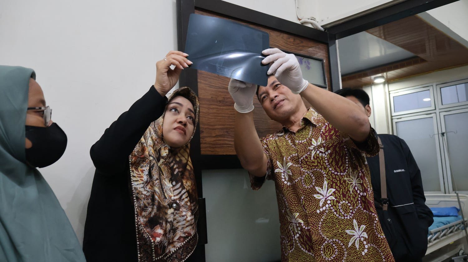 Bupati Ikfina Sambangi Korban Tertimpa Pohon di RSUD Prof.dr. Soekandar