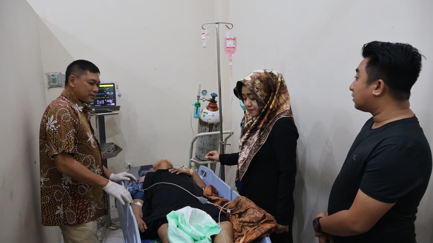 Bupati Ikfina Sambangi Korban Tertimpa Pohon di RSUD Prof.dr. Soekandar