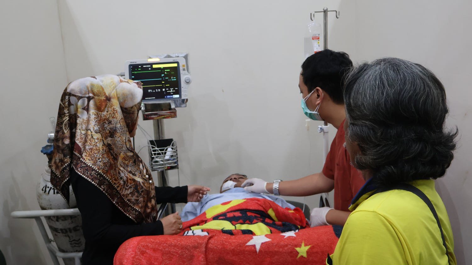 Bupati Ikfina Sambangi Korban Tertimpa Pohon di RSUD Prof.dr. Soekandar