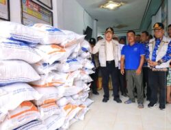 Wali Kota Ahmadi Dan Kepala Dinas Ketahanan Pangan, Salurkan Bantuan Kepada Warga Terkena Banjir