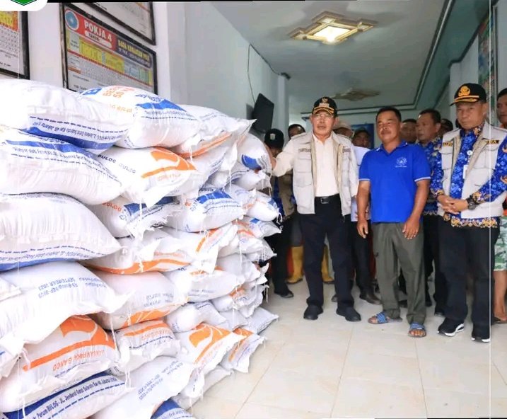 Wali Kota Ahmadi Dan Kepala Dinas Ketahanan Pangan, Salurkan Bantuan Kepada Warga Terkena Banjir