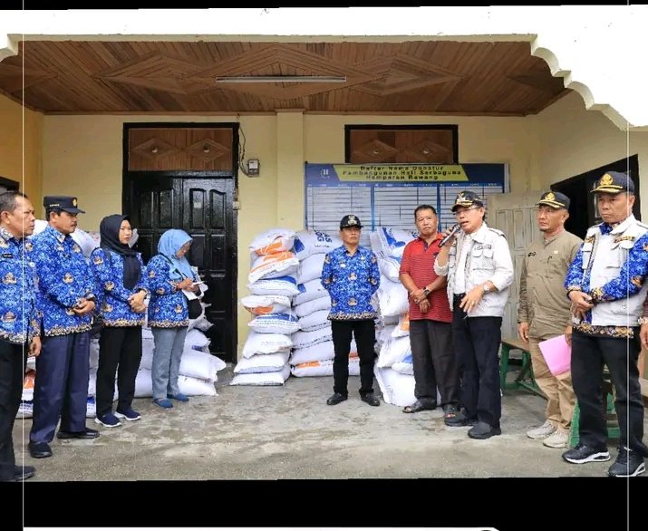 Wali Kota Ahmadi Dan Kepala Dinas Ketahanan Pangan, Salurkan Bantuan Kepada Warga Terkena Banjir