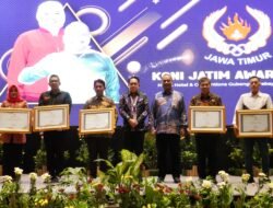 Bupati Sidoarjo Raih Penghargaan Peduli Olahraga Pada Ajang KONI Jatim Award 2023
