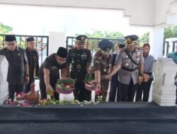 Harjasda ke 165, Gus Muhdlor Bersama Forkopimda Ziarah Makam Bupati Sidoarjo Terdahulu