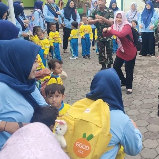 Kunjungi Markas Koramil 0815/05 Gedeg, Anak Didik KB Tunas Dharma Riang Gembira