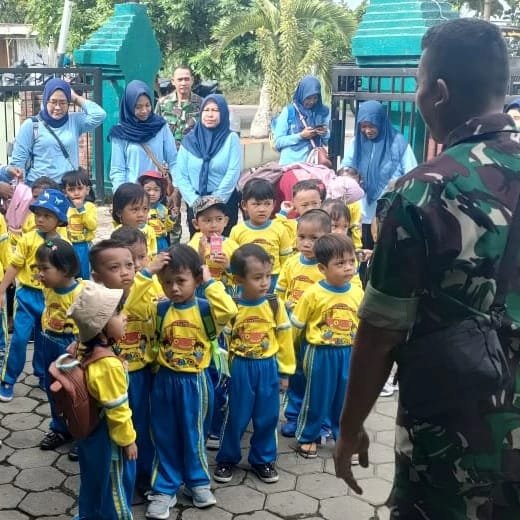 Kunjungi Markas Koramil 0815/05 Gedeg, Anak Didik KB Tunas Dharma Riang Gembira