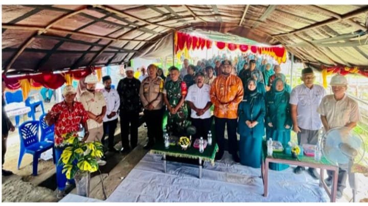 Bupati Halmahera Selatan Dan Ketua Tim Penggerak PKK Halmahera Selatan Hadiri Pelantikan PKK Kecamatan Gane Barat Selatan