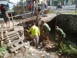 Cegah Banjir Musim Penghujan, Koramil 0815/07 Jetis Bersihkan Material Sampah Saluran Air