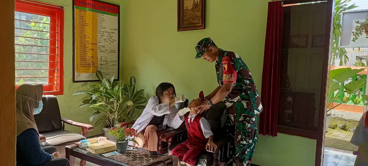 Koramil 0815/16 Pacet Kerahkan Babinsa Dampingi Nakes Sub PIN Polio