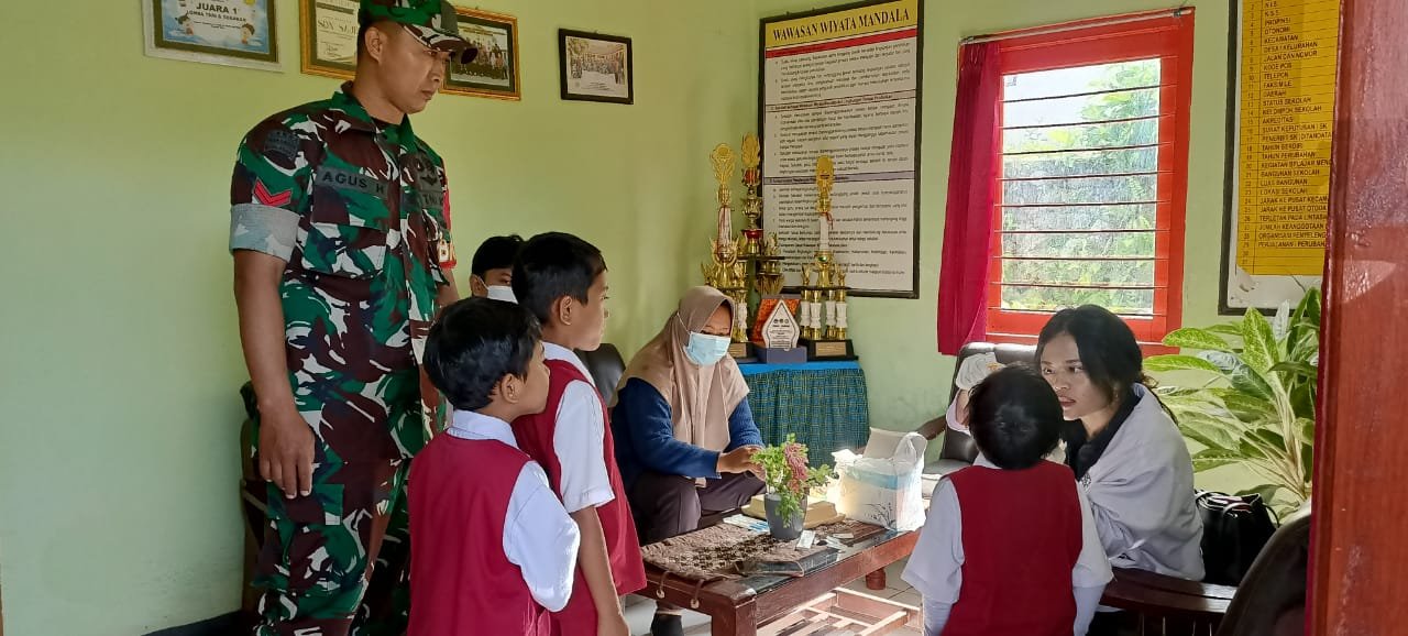 Koramil 0815/16 Pacet Kerahkan Babinsa Dampingi Nakes Sub PIN Polio