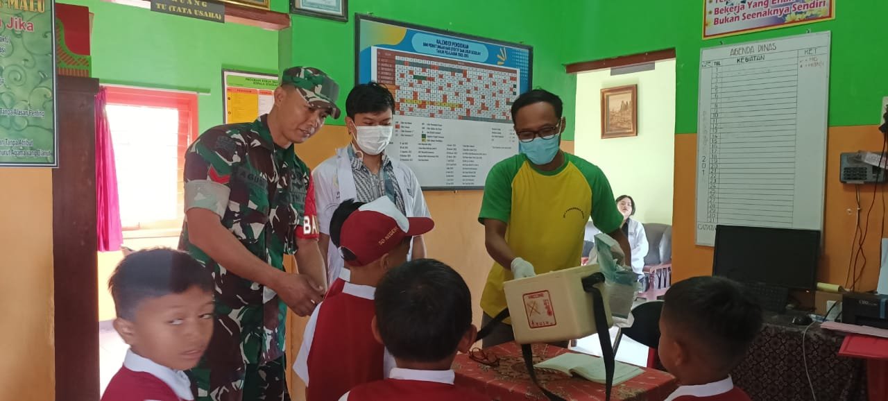 Koramil 0815/16 Pacet Kerahkan Babinsa Dampingi Nakes Sub PIN Polio