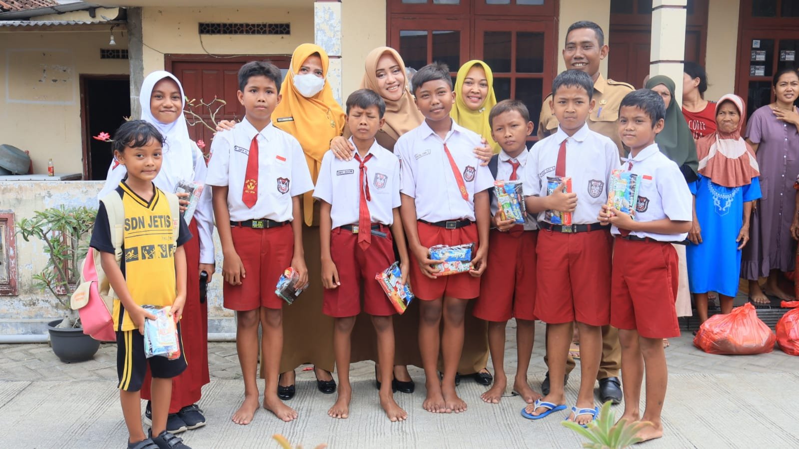 Bupati Mojokerto Serahkan Bansos Untuk 27 Warga Terdampak Banjir Di Desa Jetis