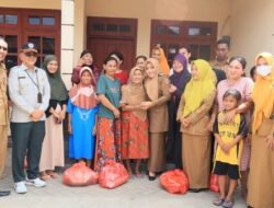 Bupati Mojokerto Serahkan Bansos Untuk 27 Warga Terdampak Banjir Di Desa Jetis