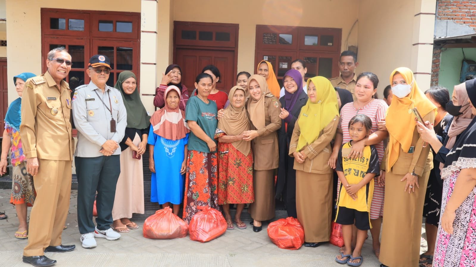 Bupati Mojokerto Serahkan Bansos Untuk 27 Warga Terdampak Banjir Di Desa Jetis