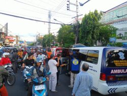 Respon Cepat Polisi dan Relawan Amankan ODGJ yang Acungkan Sajam di Pasar Besar Kota Malang