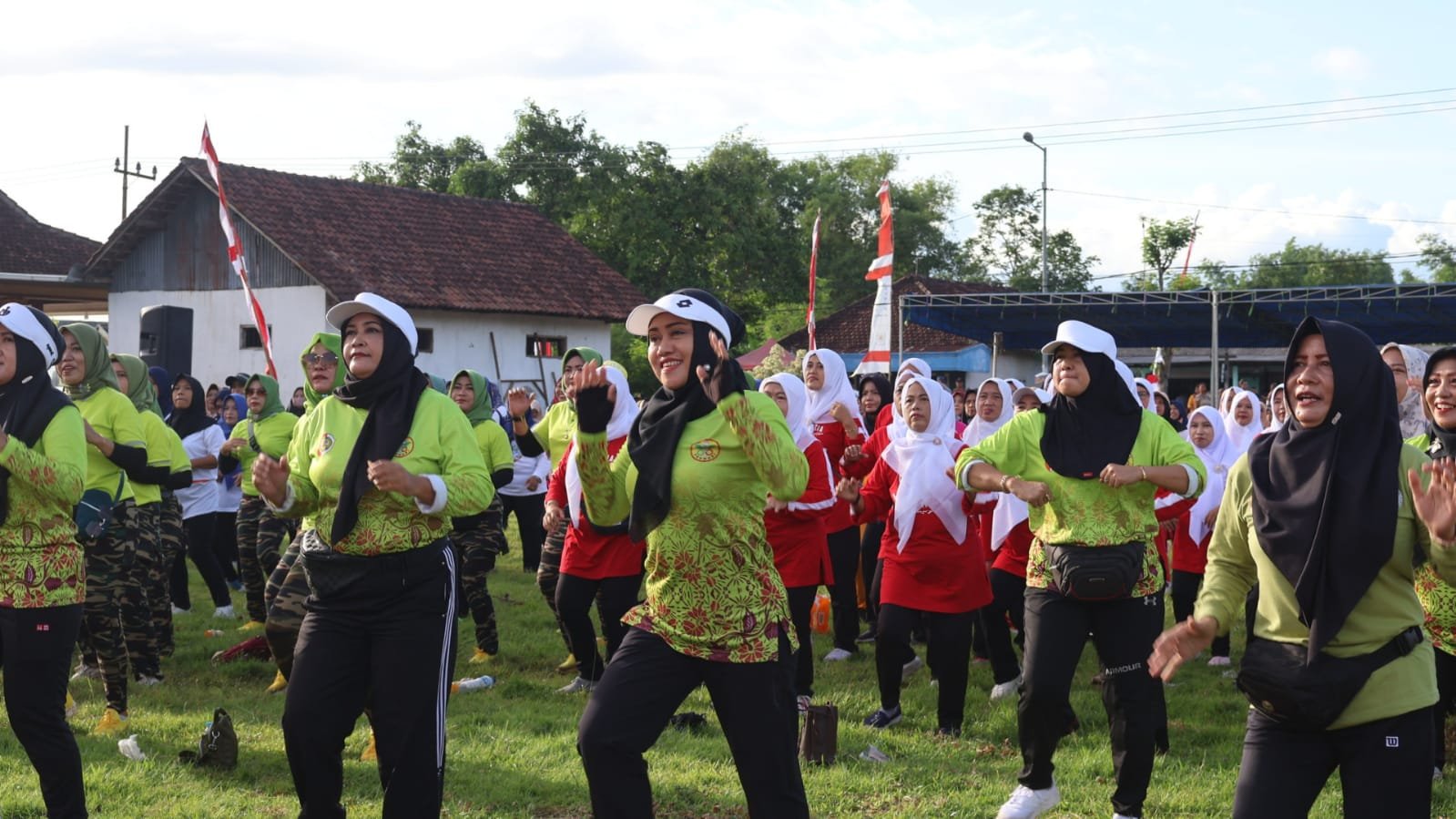 Ajak Masyarakat Sehat Dan Bugar, Bupati Mojokerto Gelar Sebar Buah Mojo Di Desa Japanan Kemlagi