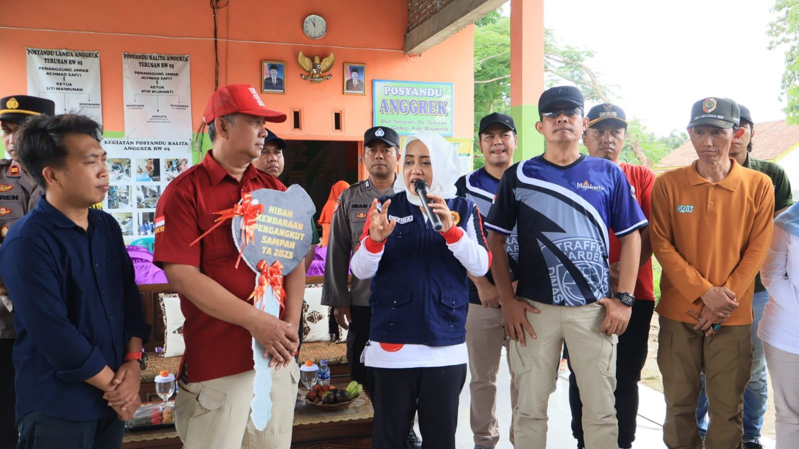 Tingkatkan Kualitas Permukiman Kumuh, Bupati Mojokerto Berikan Bantuan Kendaraan Pengangkut Sampah - Pemadam Api