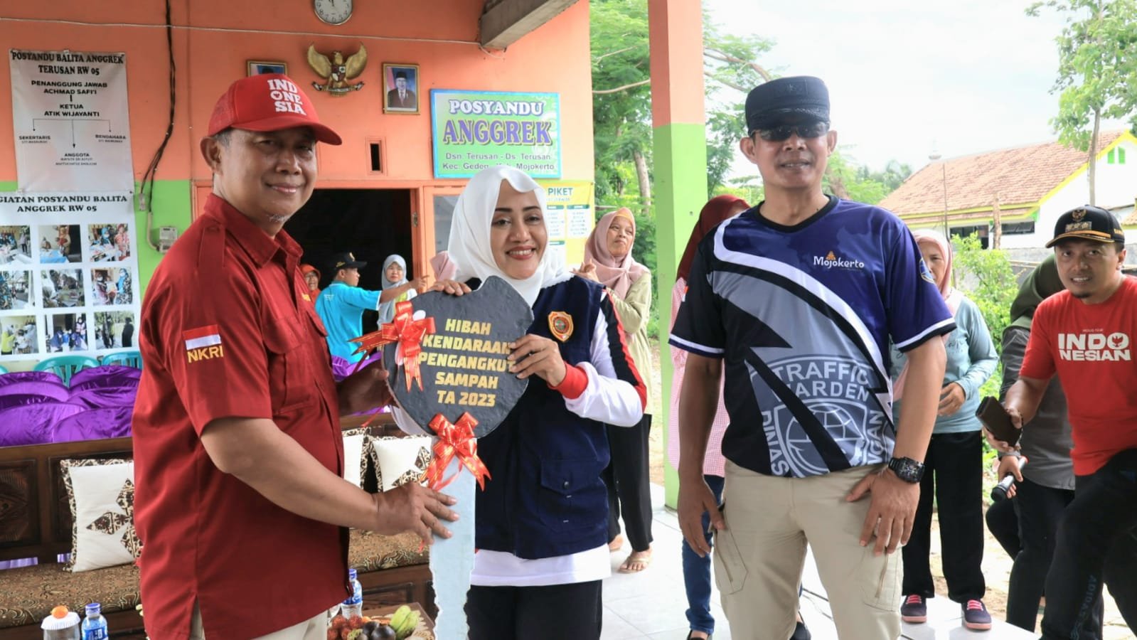 Tingkatkan Kualitas Permukiman Kumuh, Bupati Mojokerto Berikan Bantuan Kendaraan Pengangkut Sampah - Pemadam Api