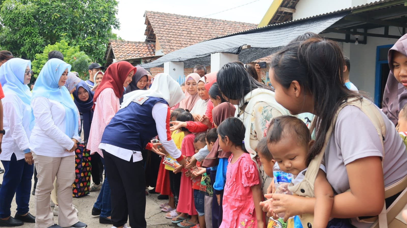 Tingkatkan Kualitas Permukiman Kumuh, Bupati Mojokerto Berikan Bantuan Kendaraan Pengangkut Sampah - Pemadam Api