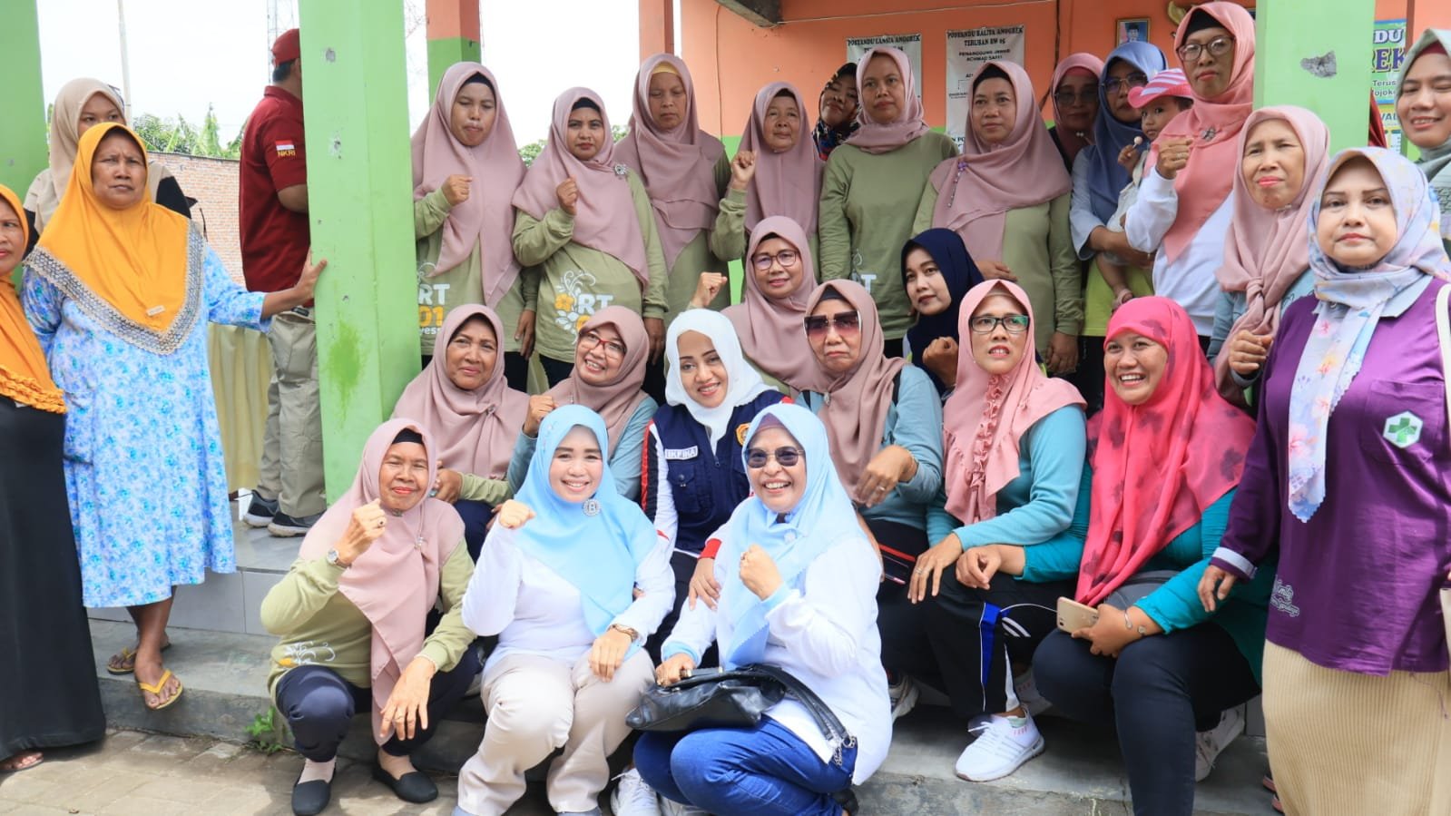 Tingkatkan Kualitas Permukiman Kumuh, Bupati Mojokerto Berikan Bantuan Kendaraan Pengangkut Sampah - Pemadam Api