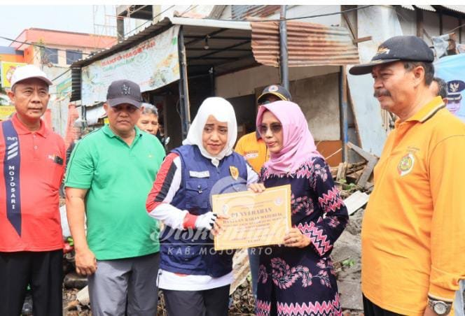 Pemkab Mojokerto Salurkan Bantuan Kepada Rumah Terdampak Angin Kencang Di Mojosari