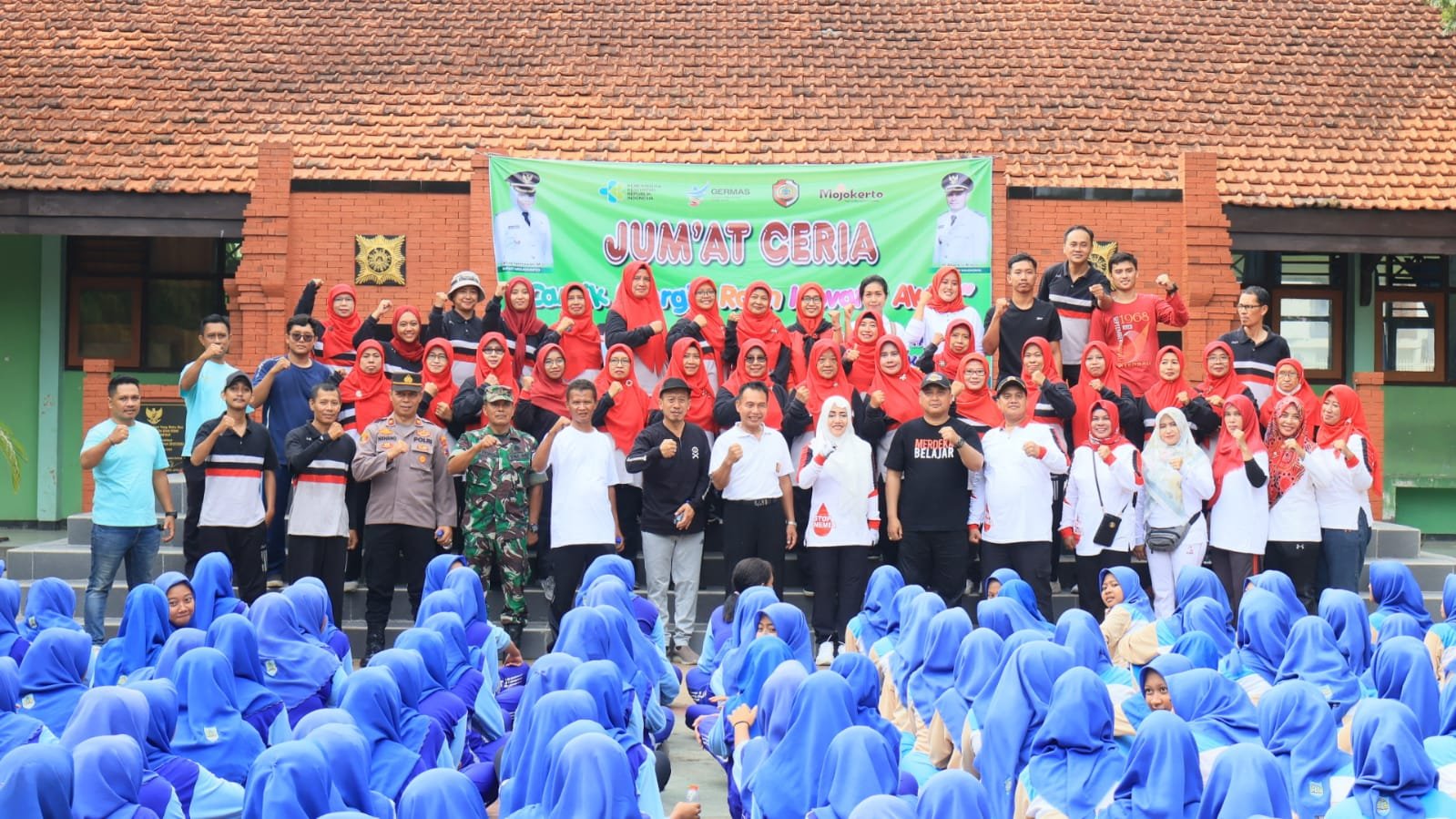 Bupati Mojokerto Senam Dan Minum Tablet Tambah Darah Bersama Pelajar SMPN 1 Mojoanyar