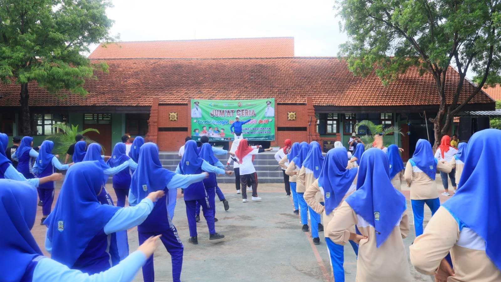 Bupati Mojokerto Senam Dan Minum Tablet Tambah Darah Bersama Pelajar SMPN 1 Mojoanyar