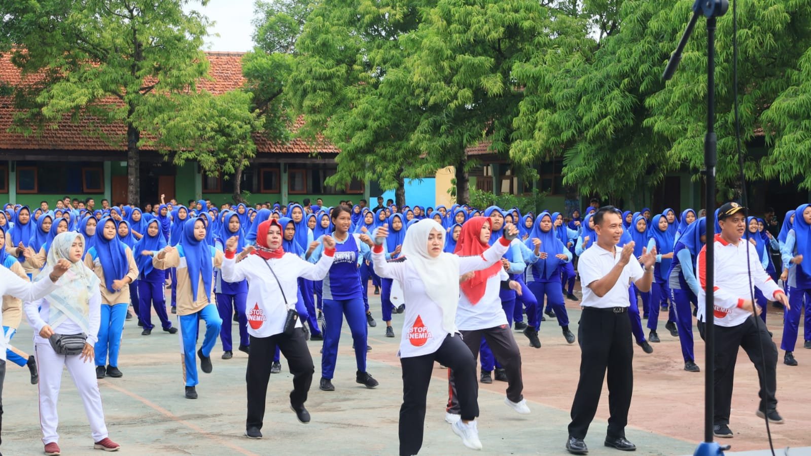 Bupati Mojokerto Senam Dan Minum Tablet Tambah Darah Bersama Pelajar SMPN 1 Mojoanyar
