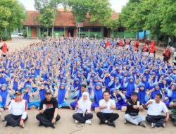 Bupati Mojokerto Senam Dan Minum Tablet Tambah Darah Bersama Pelajar SMPN 1 Mojoanyar