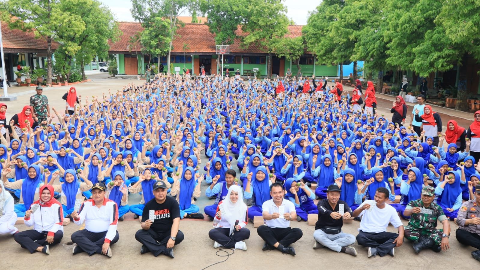Bupati Mojokerto Senam Dan Minum Tablet Tambah Darah Bersama Pelajar SMPN 1 Mojoanyar