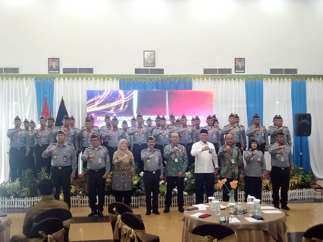 Kalapas Kelas IIB Idi Bersama Ketua Tim ZI mengikuti Rapat Koordinasi dan Penandatanganan Komitmen Bersama Pembangunan Zona Integritas Tahun 2024