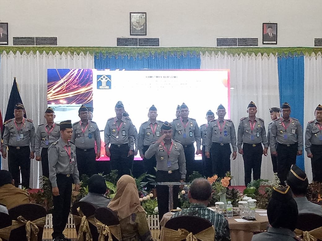 Kalapas Kelas IIB Idi Bersama Ketua Tim ZI mengikuti Rapat Koordinasi dan Penandatanganan Komitmen Bersama Pembangunan Zona Integritas Tahun 2024