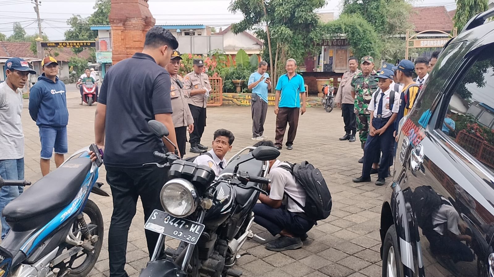 Wujudkan Pelajar Tertib & Disiplin Pos Ramil Mojoanyar Bareng Polsek Tertibkan Knalpot Brong Di Lingkungan Sekolah