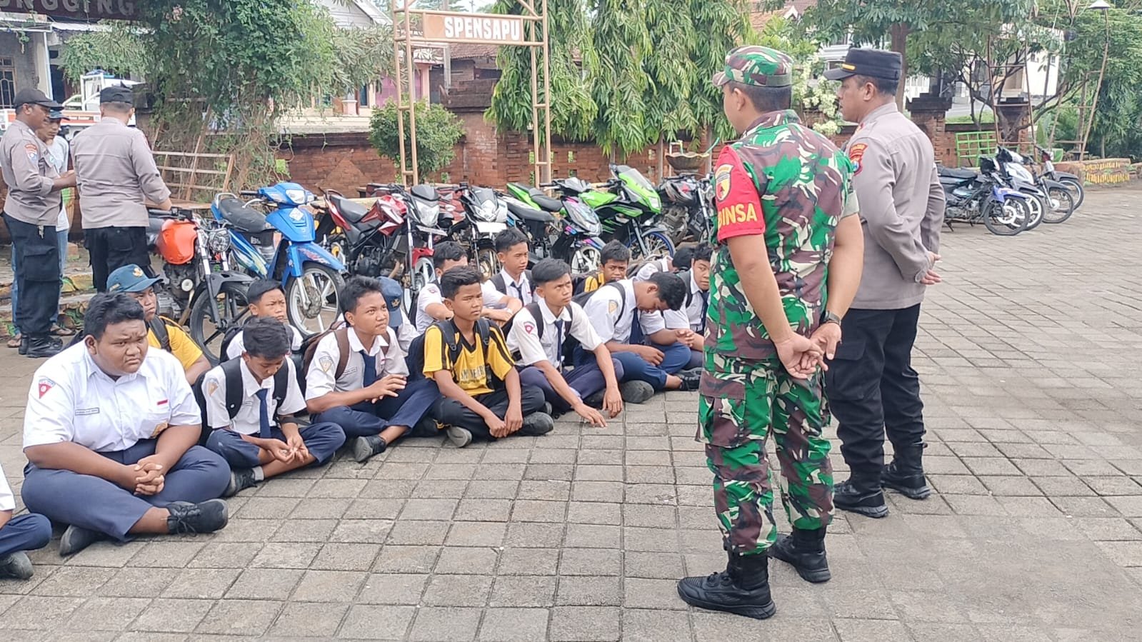 Wujudkan Pelajar Tertib & Disiplin Pos Ramil Mojoanyar Bareng Polsek Tertibkan Knalpot Brong Di Lingkungan Sekolah