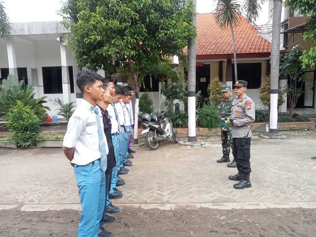Wujudkan Pelajar Tertib & Disiplin Pos Ramil Mojoanyar Bareng Polsek Tertibkan Knalpot Brong Di Lingkungan Sekolah