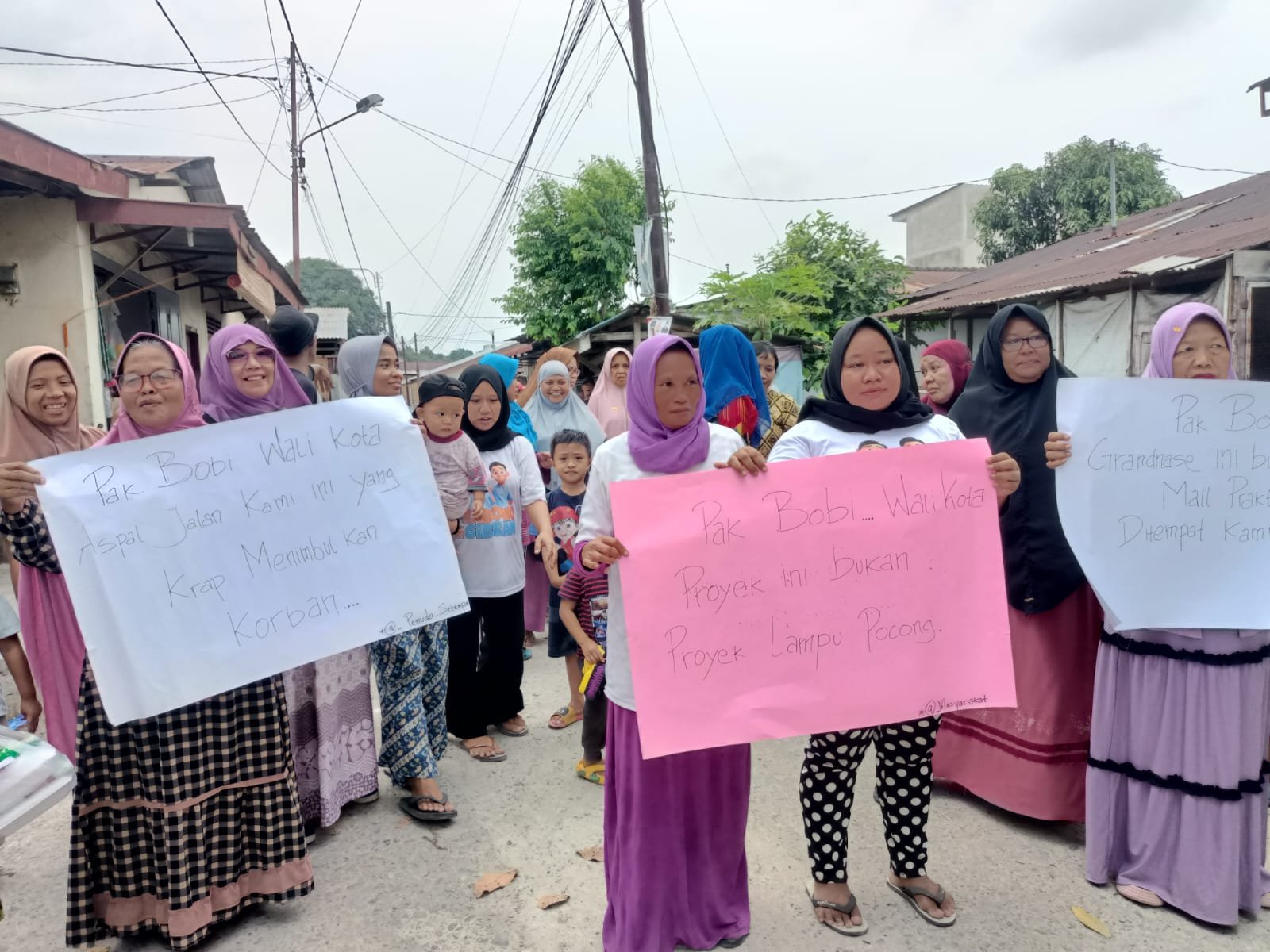 Warga bersama Ibu-ibu Perwiritan minta Wali Kota Medan Aspal Gang Karya Muda Johor