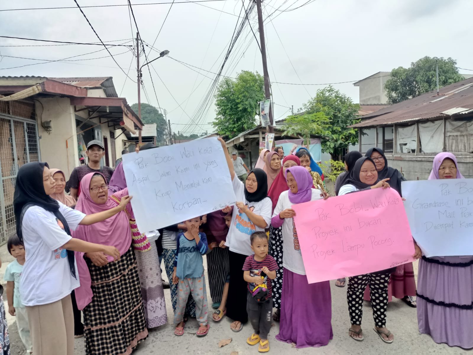 Warga bersama Ibu-ibu Perwiritan minta Wali Kota Medan Aspal Gang Karya Muda Johor