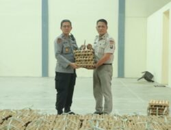 Kapolres Mojokerto Bagikan Telur